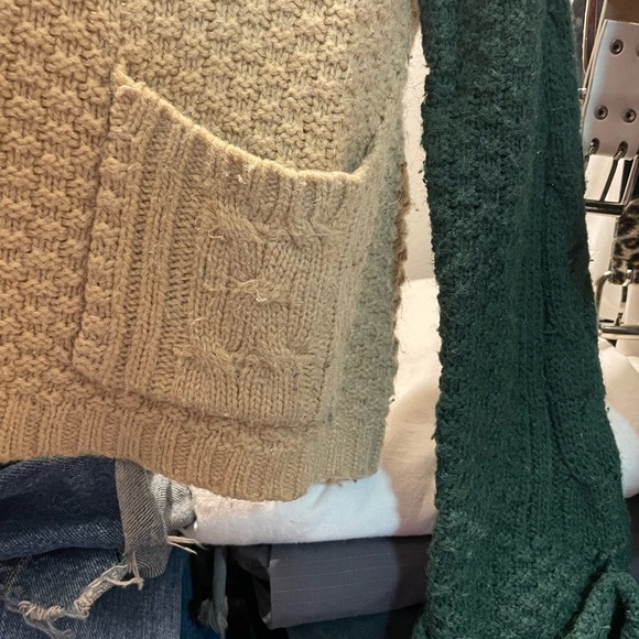 🔥3/$25🔥 Cropped bell sleeve sweater - Picture 2 of 4